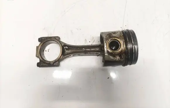 Volkswagen Golf IV Piston with connecting rod