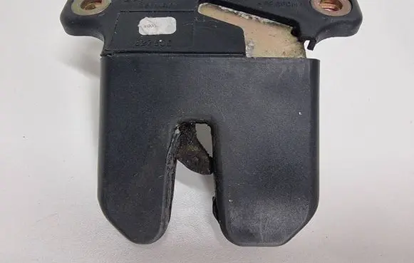 Audi A4 S4 B5 8D Tailgate/trunk/boot lock/catch/latch 827505