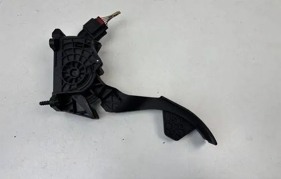 Accelerator throttle pedal