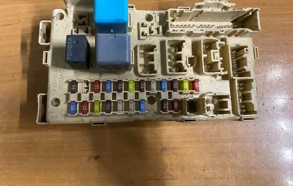Toyota Avensis T250 Fuse module 82641CA010F 4410561368 05101708425901
