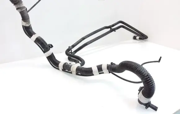 Tesla Model 3 Engine coolant pipe/hose 1077579