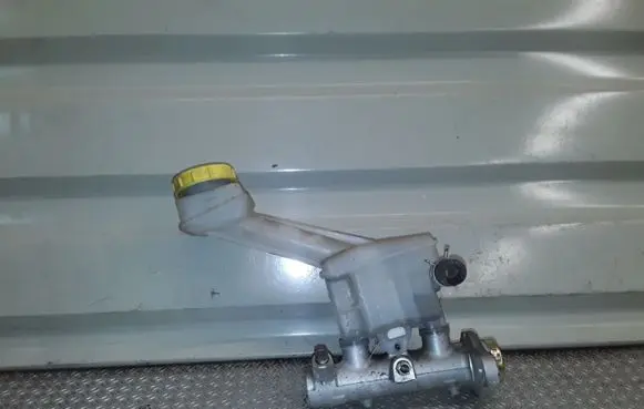Nissan X-Trail T30 Master brake cylinder