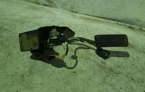 Toyota Avensis T250 Accelerator throttle pedal