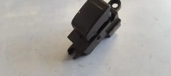 Nissan Primera Electric window control switch 25411AV600 C8D-D705N