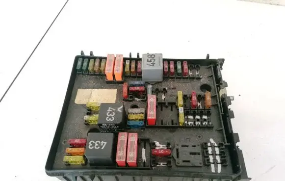 Volkswagen Golf V Fuse box set 1K0937124H