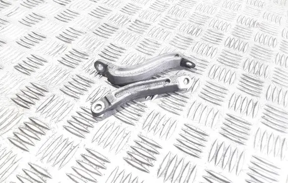 Engine mounting bracket