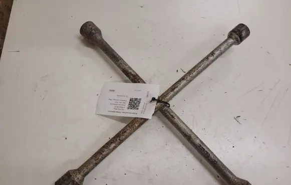 Mercedes-Benz C W203 Wheel nut wrench 