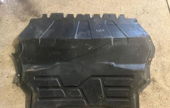 Volkswagen Tiguan Engine splash shield/under tray 5N0825235B 5N0825235
