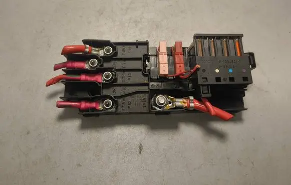 Mercedes-Benz ML W164 Fuse module 013948411 E0000031 013948421