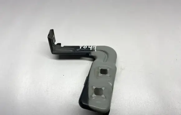 BMW 2 F22 F23 Fender mounting bracket