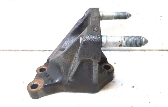 Engine mounting bracket