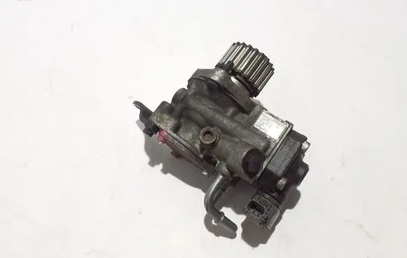 Volvo XC90 Fuel injection high pressure pump 31432135