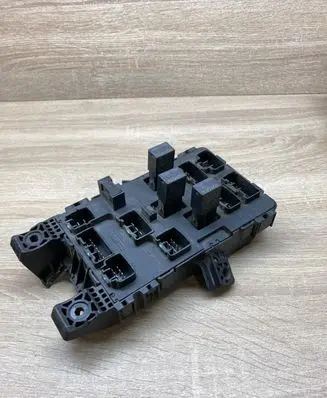 Toyota Avensis T220 Fuse module 8273005010