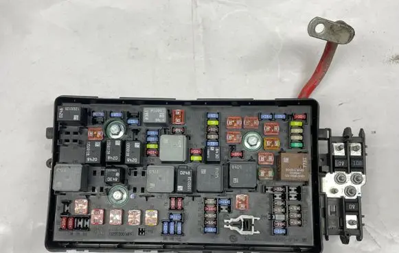 Opel Insignia A Fuse module 13345500