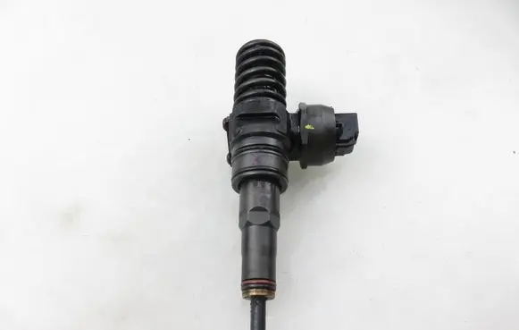 Volkswagen PASSAT B6 Fuel injector 0414720215 038130073AG