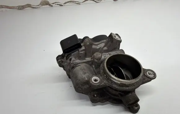 Volkswagen PASSAT B8 Throttle valve 04L128063AA