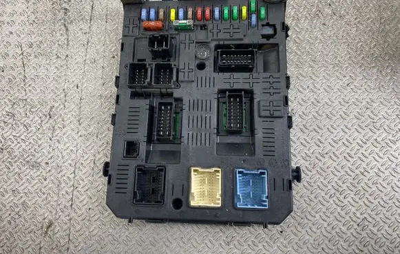 Citroen C5 Fuse module 281197595
