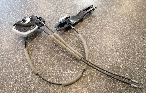 Nissan Leaf I (ZE0) Front door lock