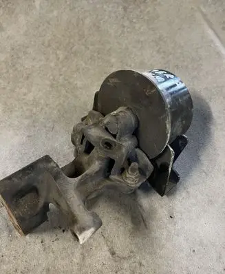 Nissan Primera Engine mount bracket