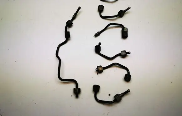 Fuel injector supply line/pipe