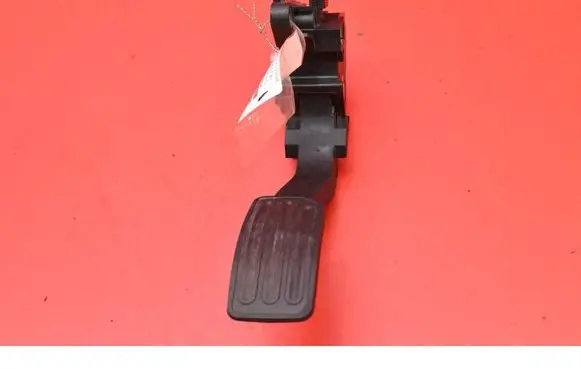 Accelerator throttle pedal