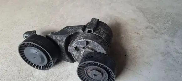 Volvo XC90 Alternator belt tensioner 