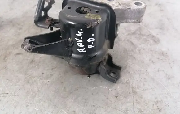 Toyota RAV 4 (XA30) Engine mount bracket