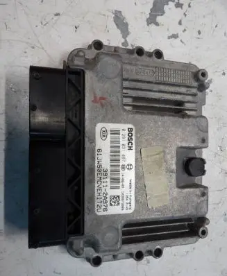 KIA Ceed Engine control unit/module 391112A976 1039S73886 0281031497