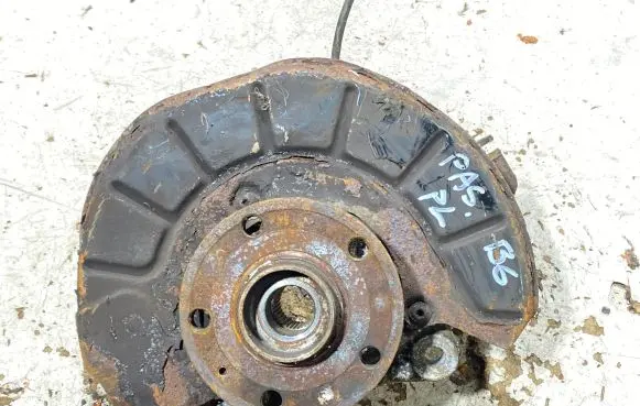 Front wheel hub spindle knuckle