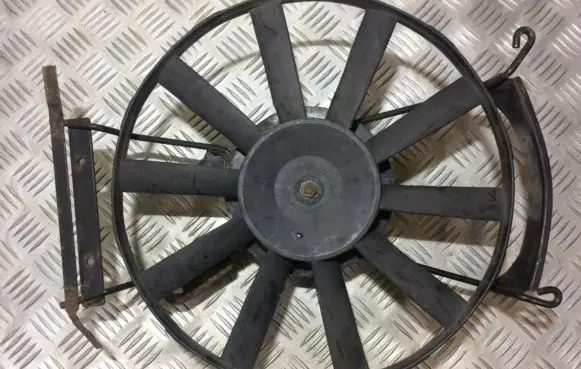 Renault 19 Radiator cooling fan shroud 7700818904 834197d