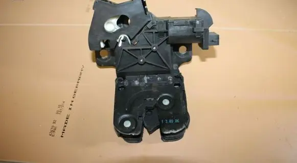 Audi A4 S4 B7 8E 8H Tailgate/trunk/boot lock/catch/latch 8P4827505B