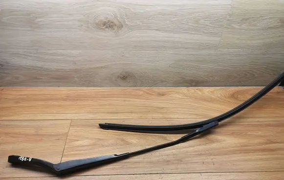 Audi A3 S3 8V Front wiper blade arm 8V1955407B