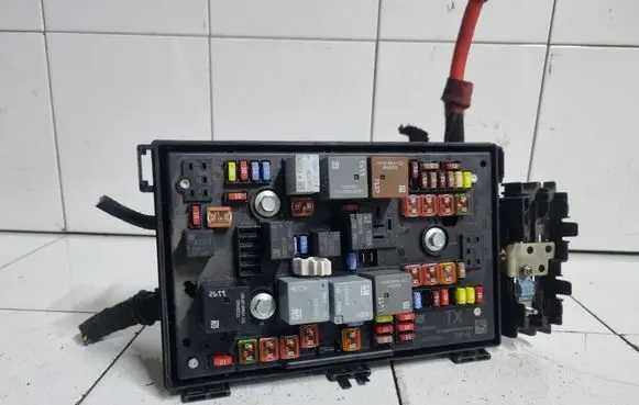 Opel Astra J Fuse module 13368640 1110127AB A201480000