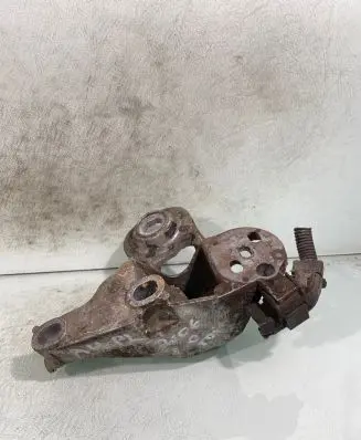 Engine mounting bracket