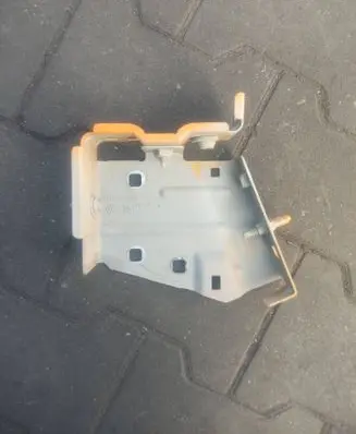 Renault Master III Fender mounting bracket 631438806R