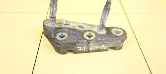 Toyota Avensis T270 Engine mounting bracket 123150X030 N47C16A