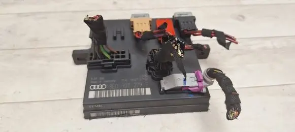 Audi A4 S4 B6 8E 8H Comfort/convenience module 8E0907279E B2T2G18AG3