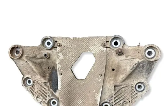 Volvo XC70 Rear differential/diff mount bracket 30639931