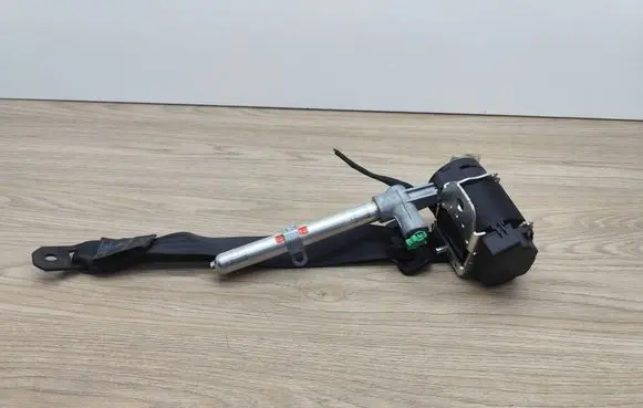 Volvo C70 Rear seatbelt 8639564