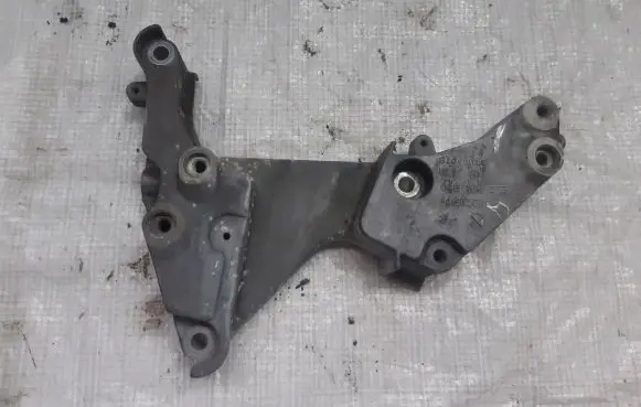 Volkswagen Golf VII Engine mounting bracket 04E199275E
