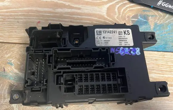 Opel Corsa D Fuse module 13142241