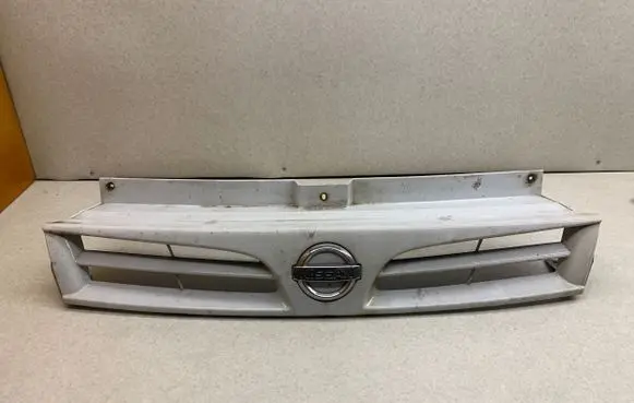 Nissan Primastar Front bumper upper radiator grill