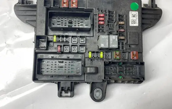 Opel Insignia A Fuse module 13277319