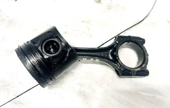 Toyota Avensis T250 Piston with connecting rod