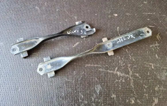 Toyota Hilux (AN10, AN20, AN30) Battery bracket 