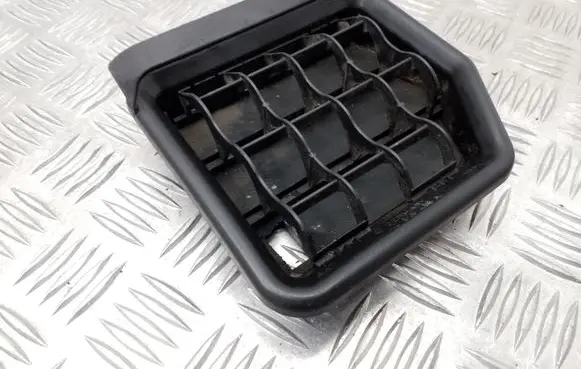 Quarter panel pressure vent