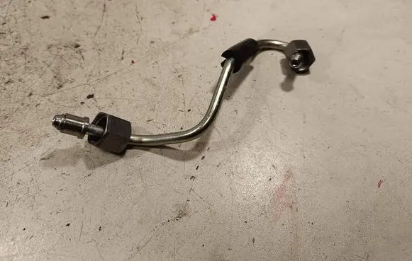 Nissan X-Trail T32 Fuel injector supply line/pipe 