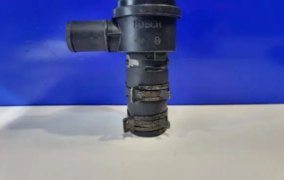 Engine mount vacuum valve