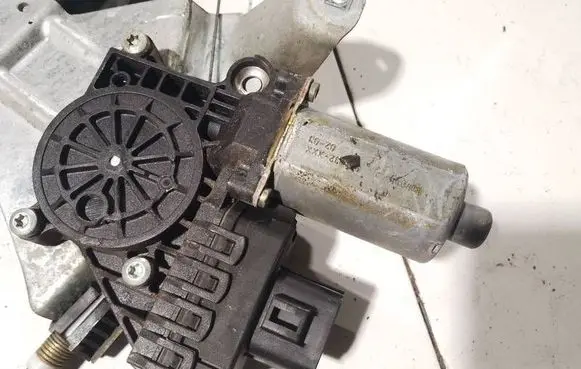 Jaguar X-Type Front door window regulator motor 0130821946