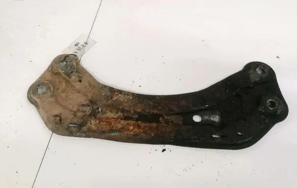 Volvo V70 Engine mounting bracket